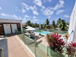 vistas a la piscina desde el balcón de una casa en Néctar de Enseada apart a 50mt da praia Cabo de Santo Agostinho, en Cabo de Santo Agostinho