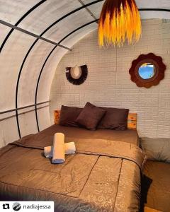 ein Schlafzimmer mit einem großen Bett in einer Ziegelwand in der Unterkunft Glamour camping bedugul in Bedugul