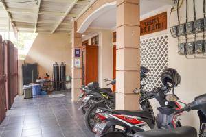un grupo de motocicletas estacionadas en un garaje en Singgahsini Jemursari en Djetak