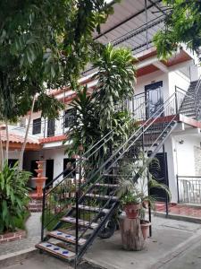 una escalera de caracol frente a un edificio con árboles en Hotel Colonial Villavieja en Villavieja