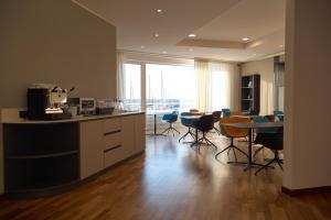 a kitchen and dining room with a table and chairs at Sestante Marina Motel in Capo dʼOrlando