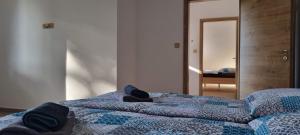 Posteľ alebo postele v izbe v ubytovaní Apartmány Adieu 2
