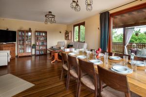 a dining room with a table and chairs at Dom z Widokiem Mucharz 405 in Mucharz