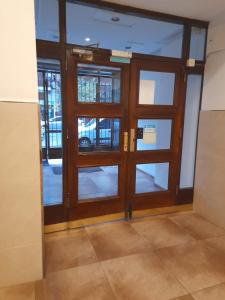 un ingresso a un edificio con porte in vetro di El departamento de la abuela a Mar del Plata