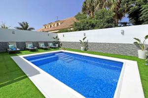 ein Swimmingpool im Hinterhof eines Hauses in der Unterkunft Casa Gerald in Costa Del Silencio