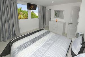 ein Schlafzimmer mit einem Bett und einem Fernseher darin in der Unterkunft Casa Gerald in Costa Del Silencio + 16 Fotos