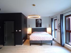 um quarto com uma cama e uma grande janela em Bookowska Dal Cuore Apartment em Poznań