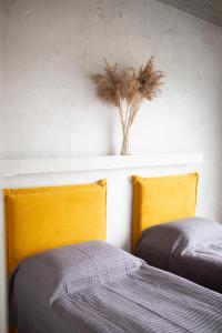 two beds sitting next to each other in a room at LAUNAGIS Apartments - Svencelės Vėjai in Svenele