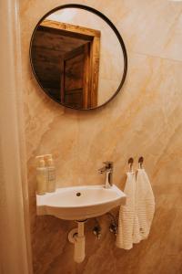 y baño con lavabo y espejo. en Romantické ubytovanie pre dvoch v lese en Banská Bystrica