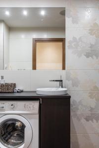 La salle de bains est pourvue d'un lave-linge et d'un lavabo. dans l'établissement Jekabpils 2 Apartment, à Riga