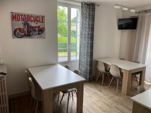 Habitación con 2 mesas, sillas y ventana en Chambre Les Deux Chênes près de Bergerac en Le Fleix