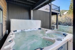 Gallery image of New Slopeside Luxury Villa #135 With Hot Tub & Great Views - 500 Dollars Of FREE Activities & Equipment Rentals Daily in Winter Park