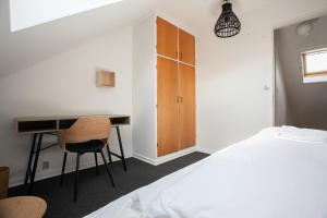 sypialnia z biurkiem, łóżkiem i stołem w obiekcie The Bird / Guesthouse / 10 min Walk Downtown w mieście Torshavn
