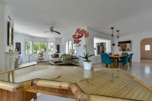 ein Wohnzimmer mit einem Sofa und einem Tisch in der Unterkunft Very Luxurious Seaside Villa With Private Pool in El Campello