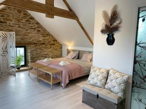 1 dormitorio con 1 cama y 1 silla en una habitación en Chambres d'Hôtes Bella Laïta, en Keranquernat
