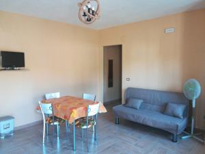 uma sala de estar com uma mesa e um sofá em Appartament Noemi em Ricadi