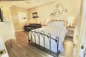 een slaapkamer met een groot bed en een bank bij PGA Village Golf Villas I 9808A in Carlton