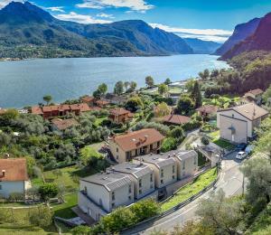Oliveto LarioにあるLe Terrazze sul Lago di Comoの水の横の町の空中