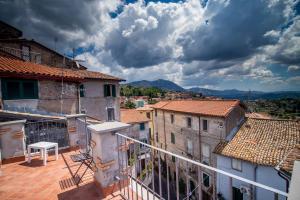 - un balcon offrant une vue sur la ville dans l'établissement Antica Dimora della Chiesa, à Olevano Romano