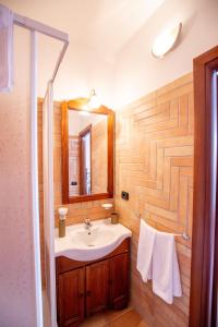 La salle de bains est pourvue d'un lavabo et d'un miroir. dans l'établissement Antica Dimora della Chiesa, à Olevano Romano
