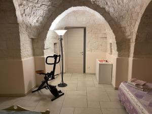 una camera con arco, telecamera e lampada di La Valle dei Trulli Relais a Martina Franca