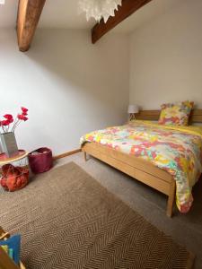 Un dormitorio con una cama y una mesa en una habitación. en Duplex Arago au coeur de Sète, comme une petite maison, en Sète