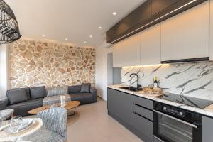 Kuchnia lub aneks kuchenny w obiekcie Ammolofos Luxury Apartment & suites