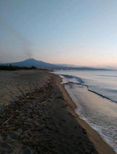 a sandy beach with a view of the ocean at Villa Francesca in Catania