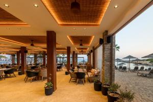 - un restaurant avec vue sur l'océan dans l'établissement Adams Beach Hotel & Spa, à Ayia Napa
