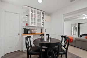 cocina con mesa y sillas en una habitación en Luxury Pool House Near Lake w Pool Table, en Garland