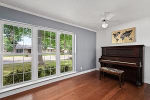 una sala de estar vacía con piano y ventanas en Luxury Pool House Near Lake w Pool Table, en Garland