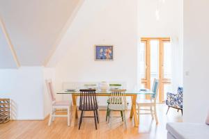 Un comedor con mesa y sillas en The Loft at Emperor Court by Bloom Stays, en Canterbury