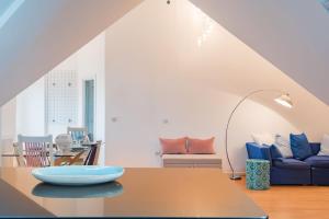 una sala de estar con una mesa con un tazón. en The Loft at Emperor Court by Bloom Stays, en Canterbury 8 fotos más