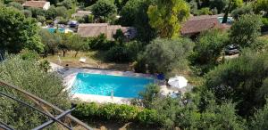Výhled na bazén z ubytování La Bastide Saint Christophe nebo okolí