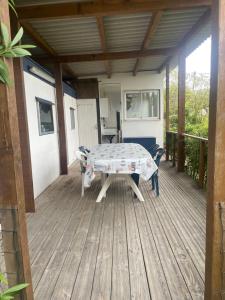 patio con tavolo e sedie su una terrazza di Bungalow confortable proche de la mer a Linguizzetta