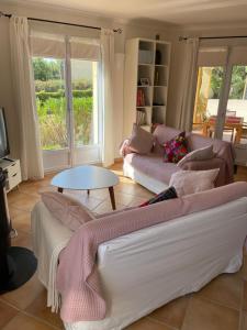 - un salon avec un canapé et une table dans l'établissement Villa provençale entre Cévennes et Provence avec une grande piscine et un terrain de pétanque, à Martignargues