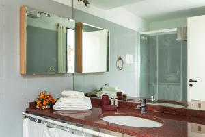 La salle de bains est pourvue d'un lavabo et d'un miroir. dans l'établissement Suite Via Torino, à Milan