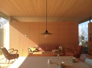 ein Wohnzimmer mit einem Sofa und einem Tisch in der Unterkunft Haus am Felsen, Ferien in Vorarlberger Architektur in Bregenz