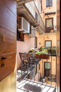 - un balcon avec une table et des chaises dans un bâtiment dans l'établissement Suite Via Torino, à Milan
