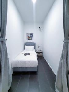 Ein Bett oder Betten in einem Zimmer der Unterkunft Mont Kiara, Arcoris W TV Box N Chilled Balcony, NatureFeeling