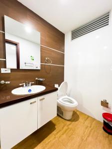 bagno con servizi igienici e lavandino di HotelSuizaApartamentos a Ipiales