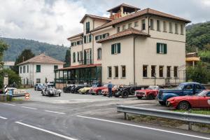 un grupo de coches estacionados frente a un edificio en Albergo Ristorante Turchino, en Campo Ligure