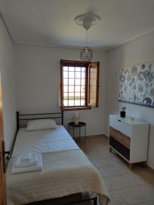 A bed or beds in a room at Sunlight Stonehouse