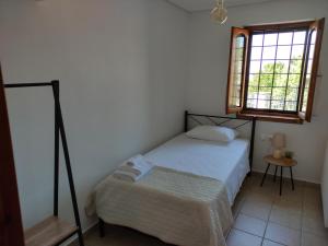 A bed or beds in a room at Sunlight Stonehouse