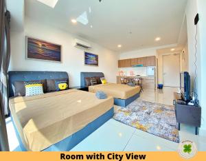 Habitación con vistas a la ciudad y 2 camas en Pacific Tower Petaling Jaya By Shamrock, en Petaling Jaya