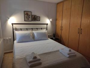 A bed or beds in a room at Sunlight Stonehouse