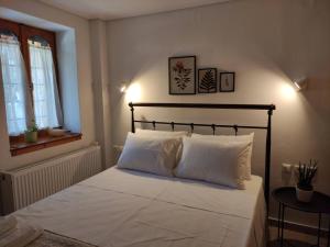 A bed or beds in a room at Sunlight Stonehouse