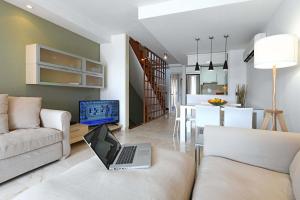 A television and/or entertainment centre at Villa Blue Marlin 4
