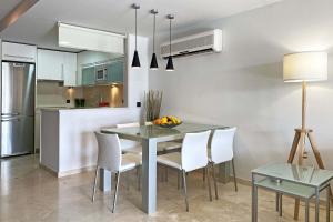 A kitchen or kitchenette at Villa Blue Marlin 4