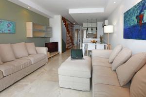 A seating area at Villa Blue Marlin 4